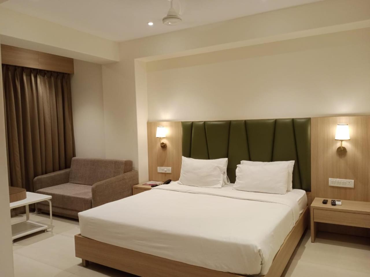 Meritas Crystal Resort Lonavala Εξωτερικό φωτογραφία
